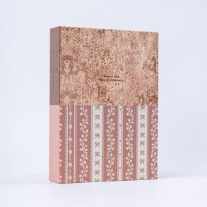 Agenda FW 2027 Kit 12 Capítulos, formato 15 × 21 cm con 12 cuadernitos mensuales de diseños exclusivos.
