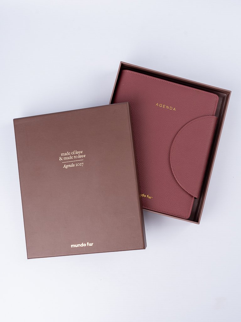 Agenda FW Timeless Clásica diaria 2027 de 15 × 21 cm con cierre de broche.