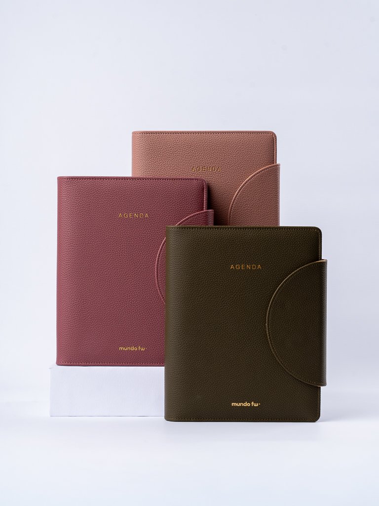 Agenda FW Timeless Clásica diaria 2027 de 15 × 21 cm con cierre de broche.