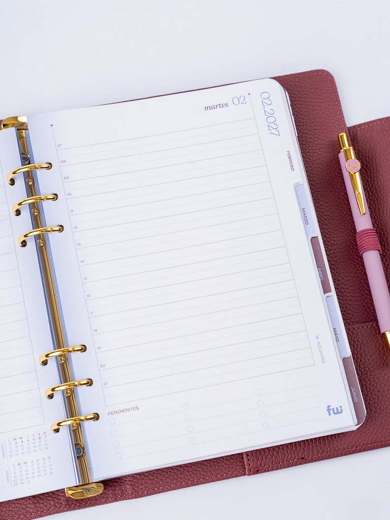 Agenda FW Timeless Clásica diaria 2027 de 15 × 21 cm con cierre de broche.